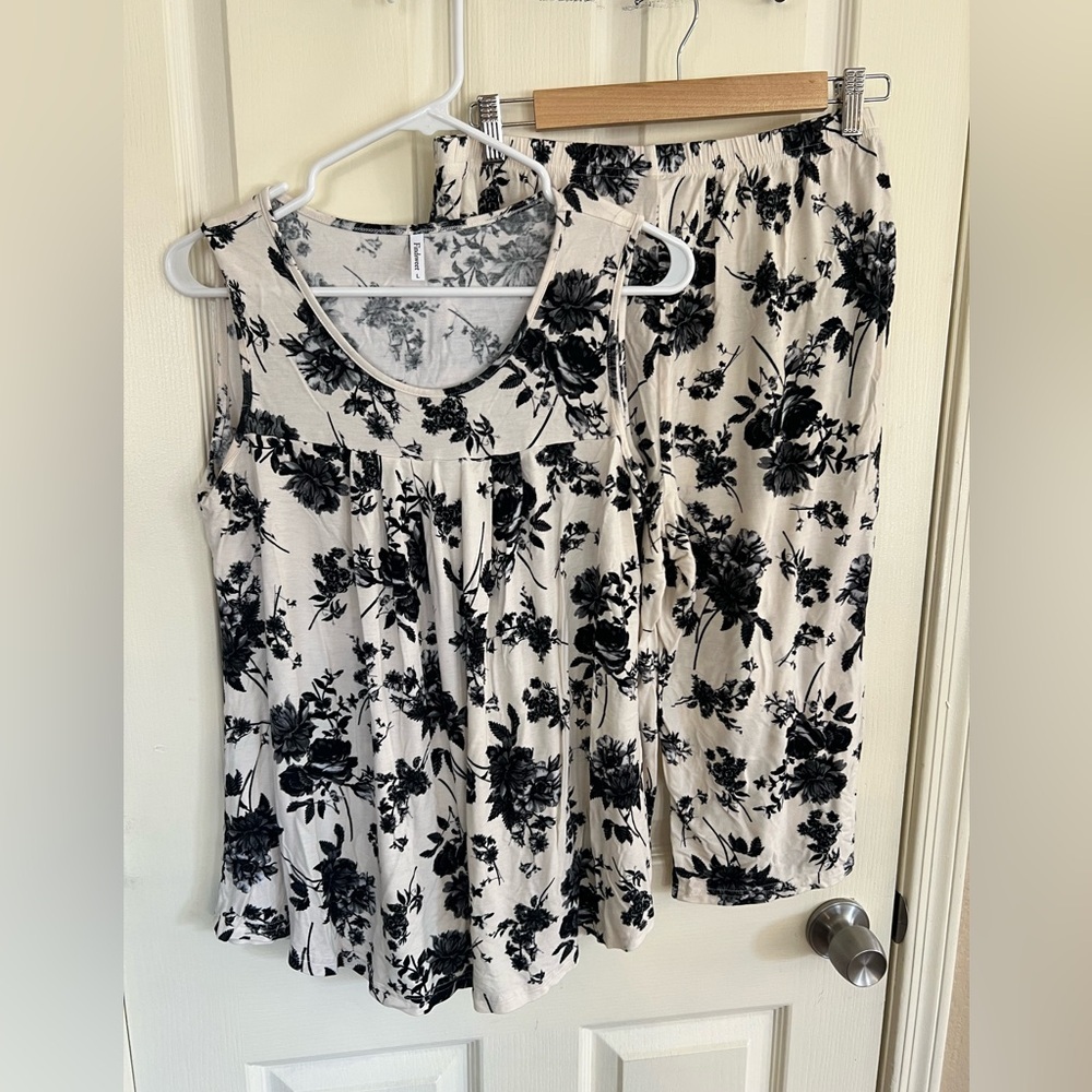 Women’s Floral Lounge Set Pajama Set Tank & Pants Black Cream Rayon Size L - Picture 9 of 9